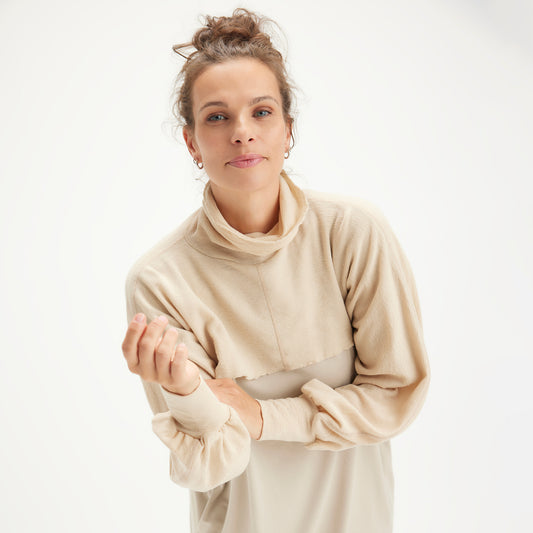 1041 Axelvärmare med hög polo och lång puffärm - one size