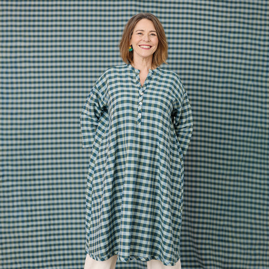 Rutig sommarklänning i bomull och linne – oversized A-linje klänning med fickor | McVERDI