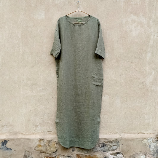 Lång linneklänning med rundade sprund - Capers