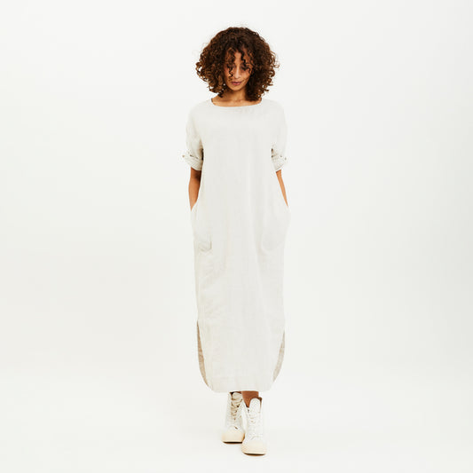 Lång linneklänning med rundade sprund - Capers