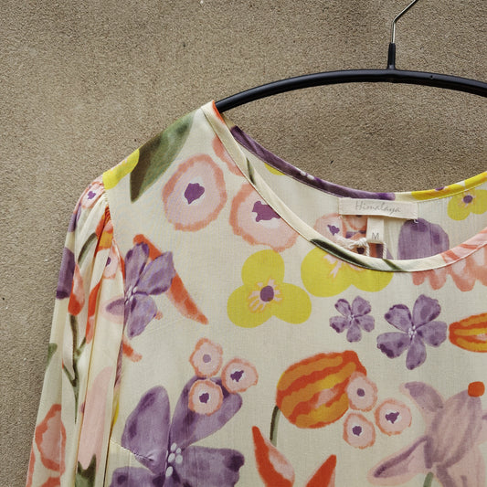 Kort blommig sommarklänning i viskos - Midsommarblomster