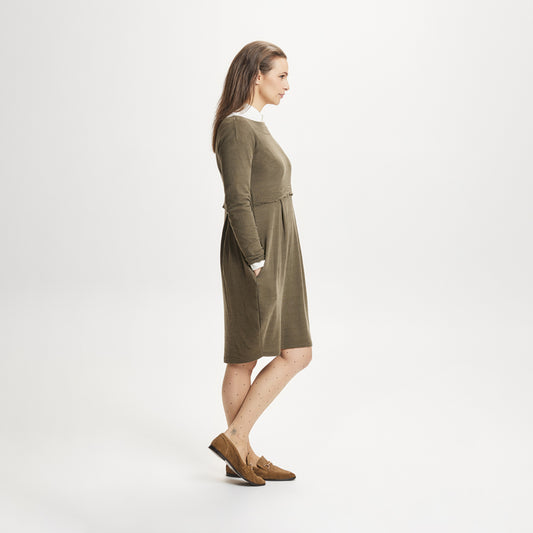 7035 Klänning - markerad midja och tulpankjol