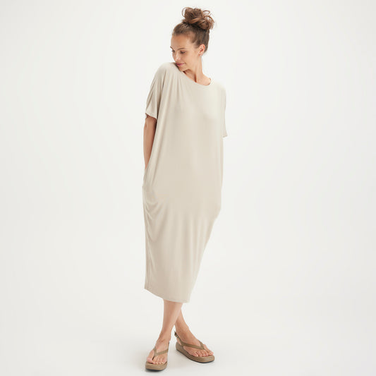 7628 Midiklänning med båtringning