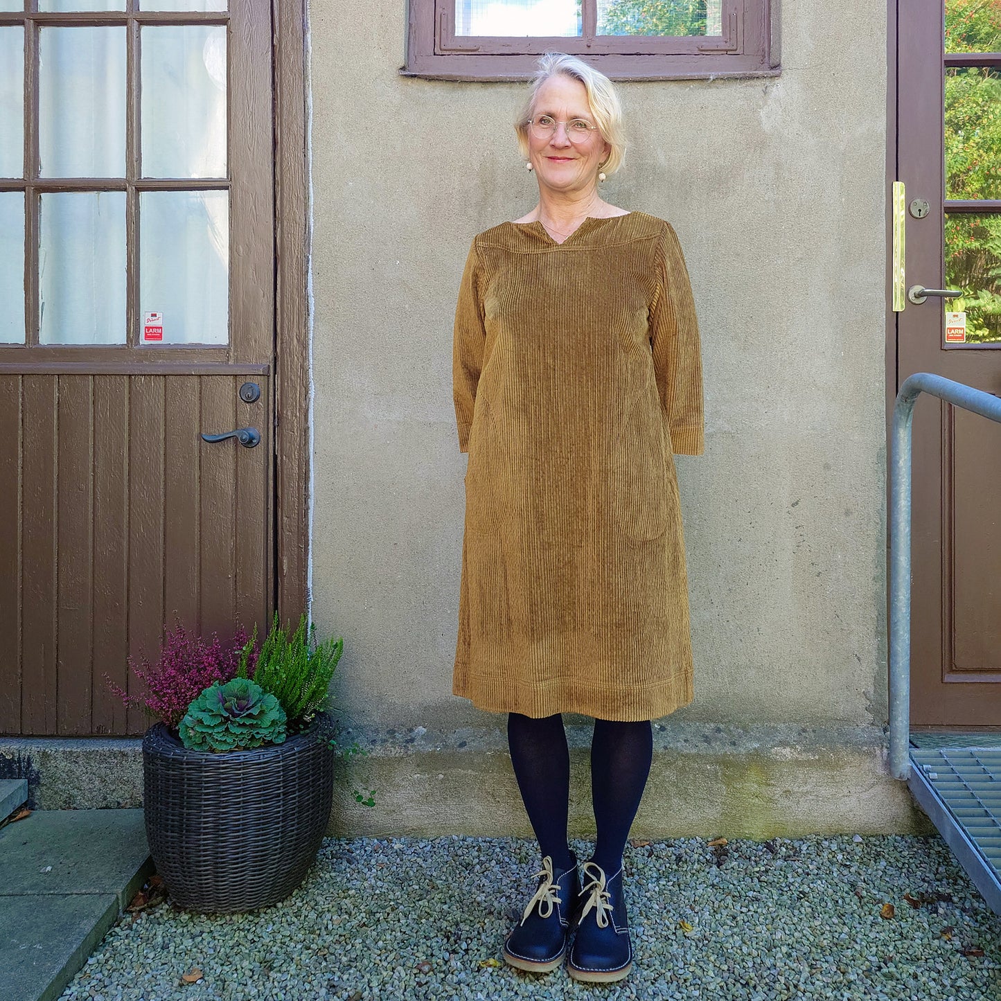 Bredspårig manchesterklänning DORTE - Golden