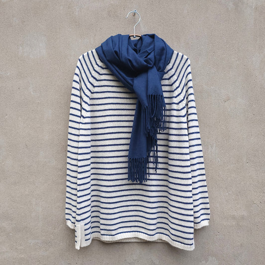 Randig slätstickad tröja i alpacka - Navy & off white