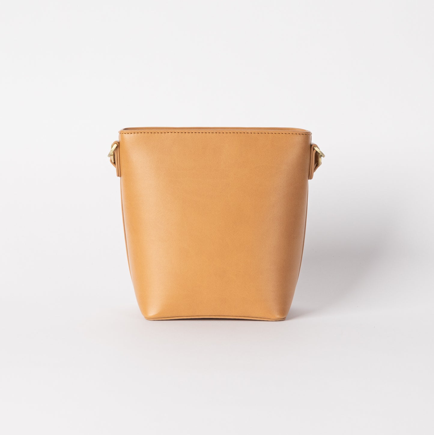 O My Bag Bobbi Bucket Bag Midi handväska i äppelläder - cognac