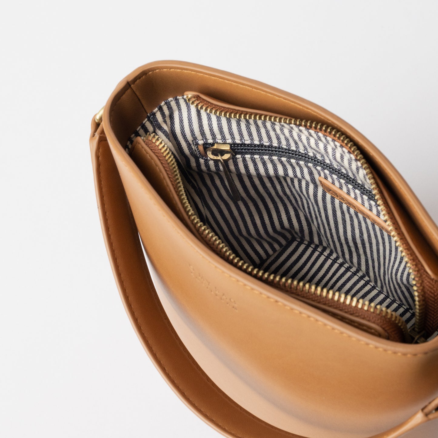 O My Bag Bobbi Bucket Bag Midi handväska i äppelläder - cognac