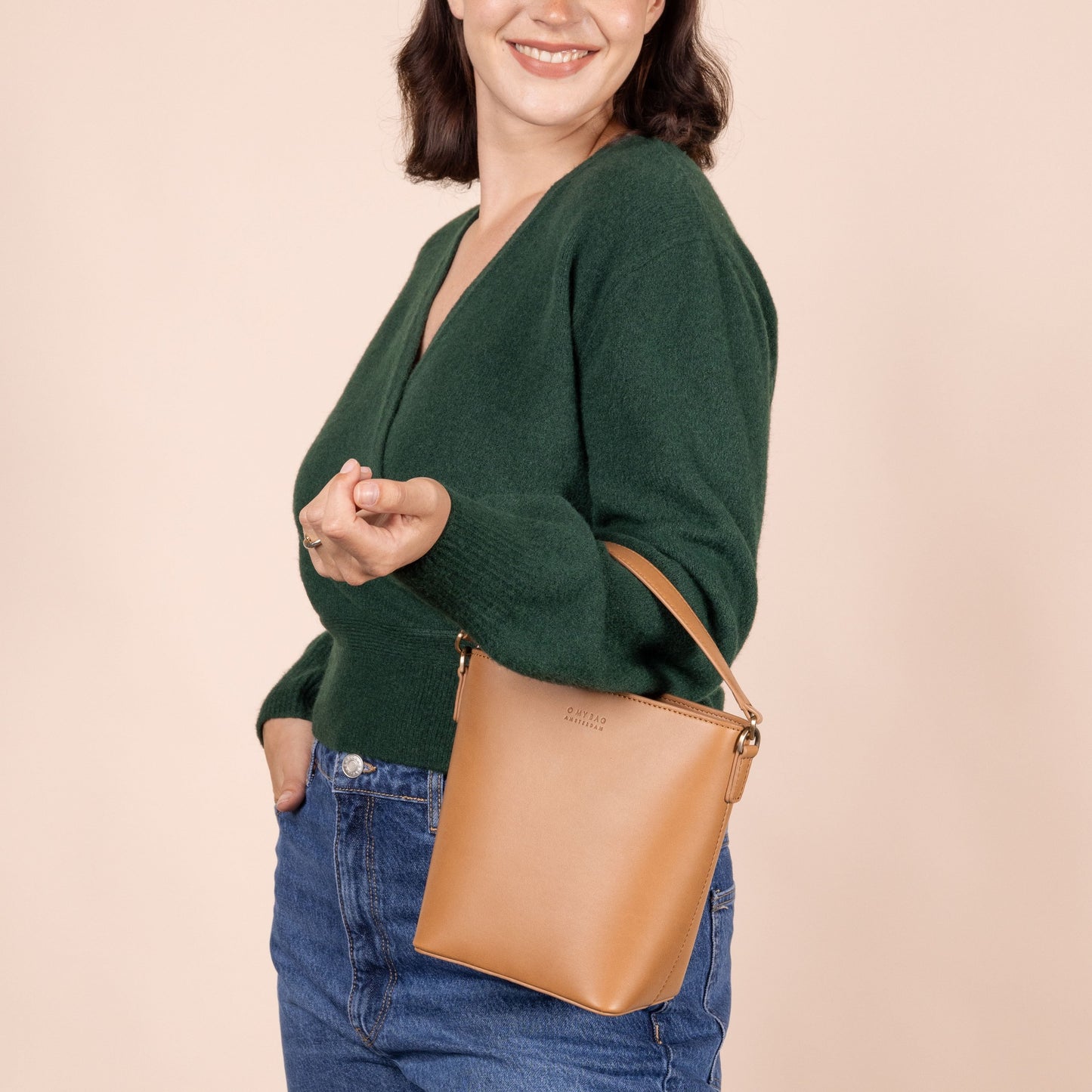 O My Bag Bobbi Bucket Bag Midi handväska i äppelläder - cognac