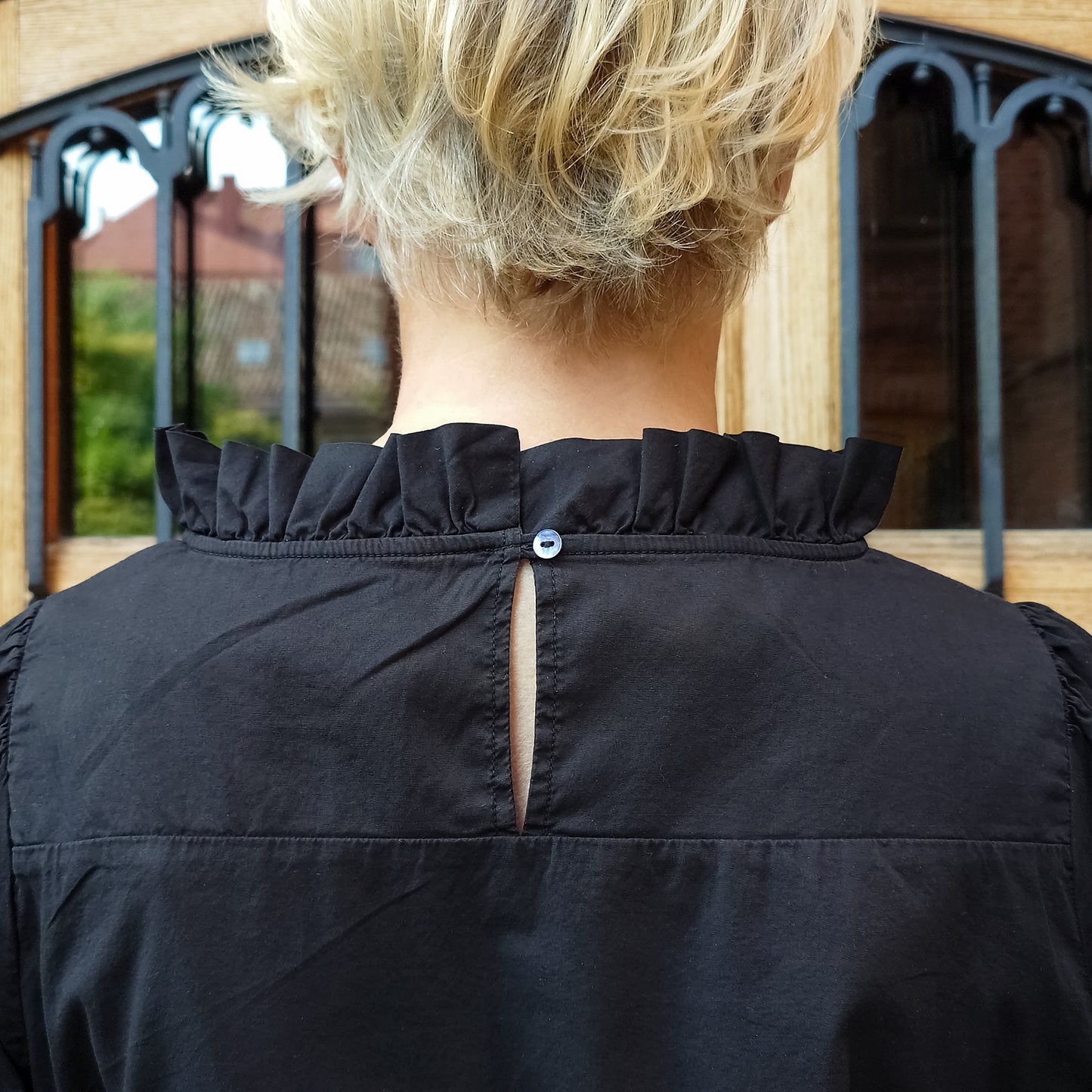 OWN poplinklänning med veckad ståkrage - Black