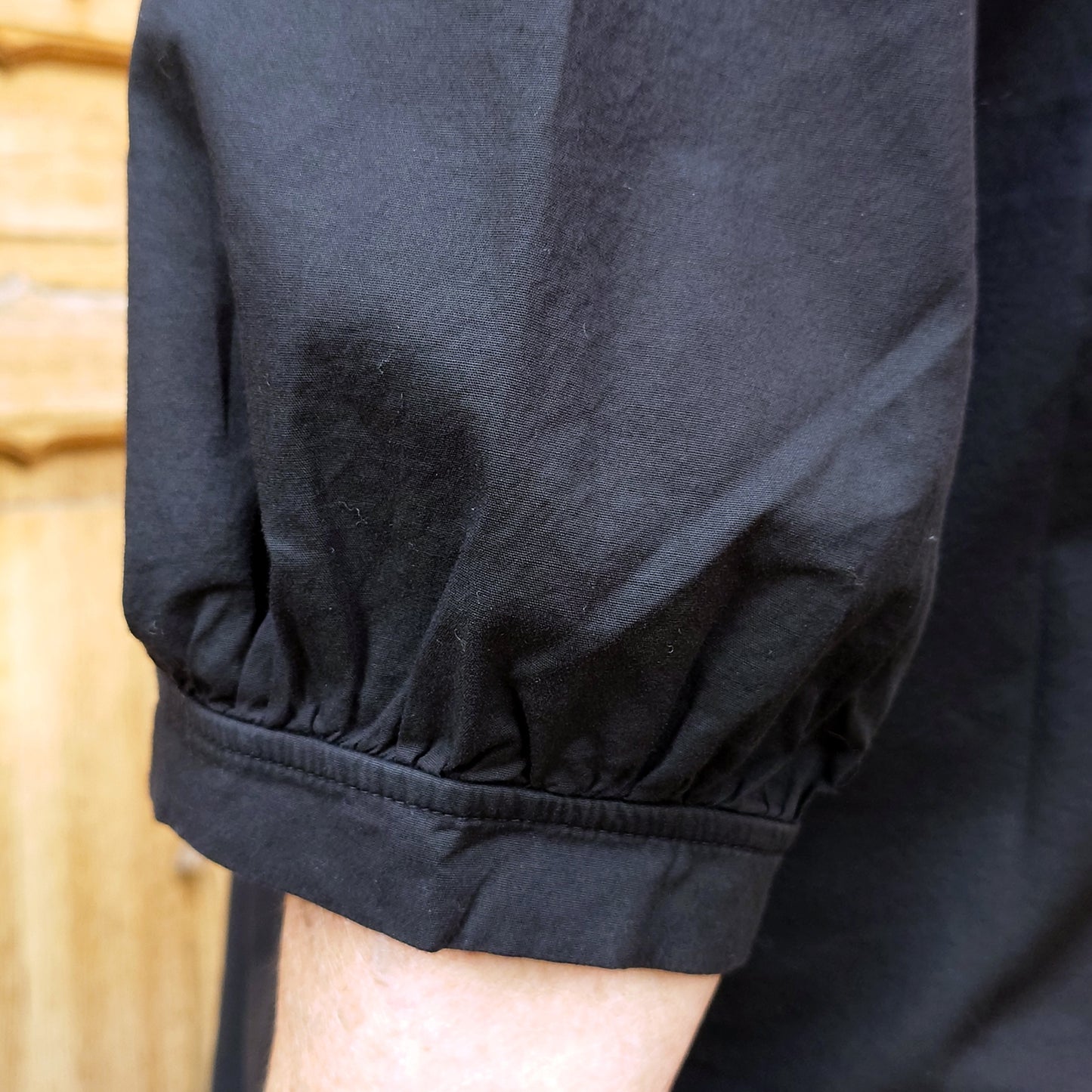 OWN poplinklänning med veckad ståkrage - Black