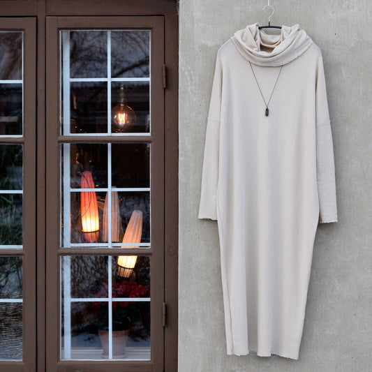 Lång klänning i merinoull med vid polo - Plum Melange