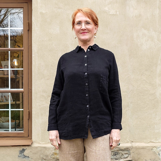 Klassisk svart linneskjorta
