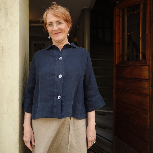 OWN linnejacka med stora pärlemorknappar