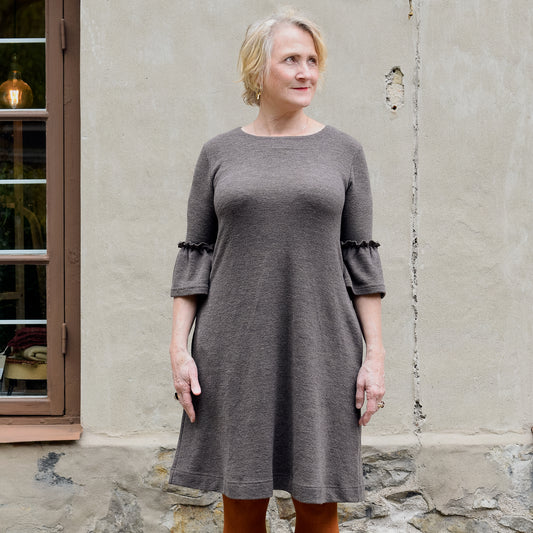 by basics klänning i merinoull med volangärm - Earth Melange