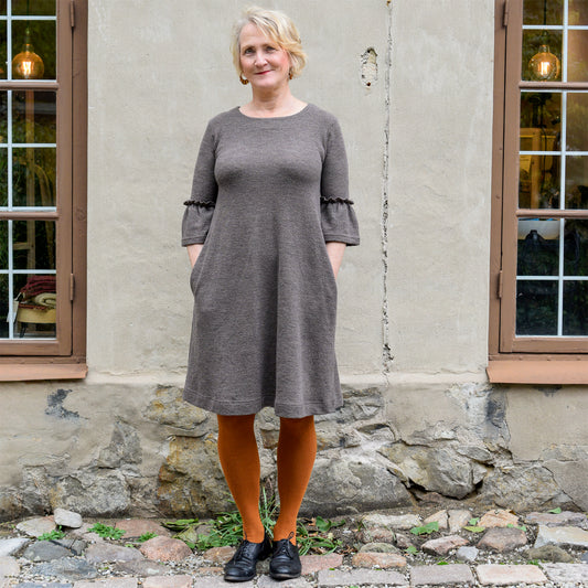 by basics klänning i merinoull med volangärm - Earth Melange