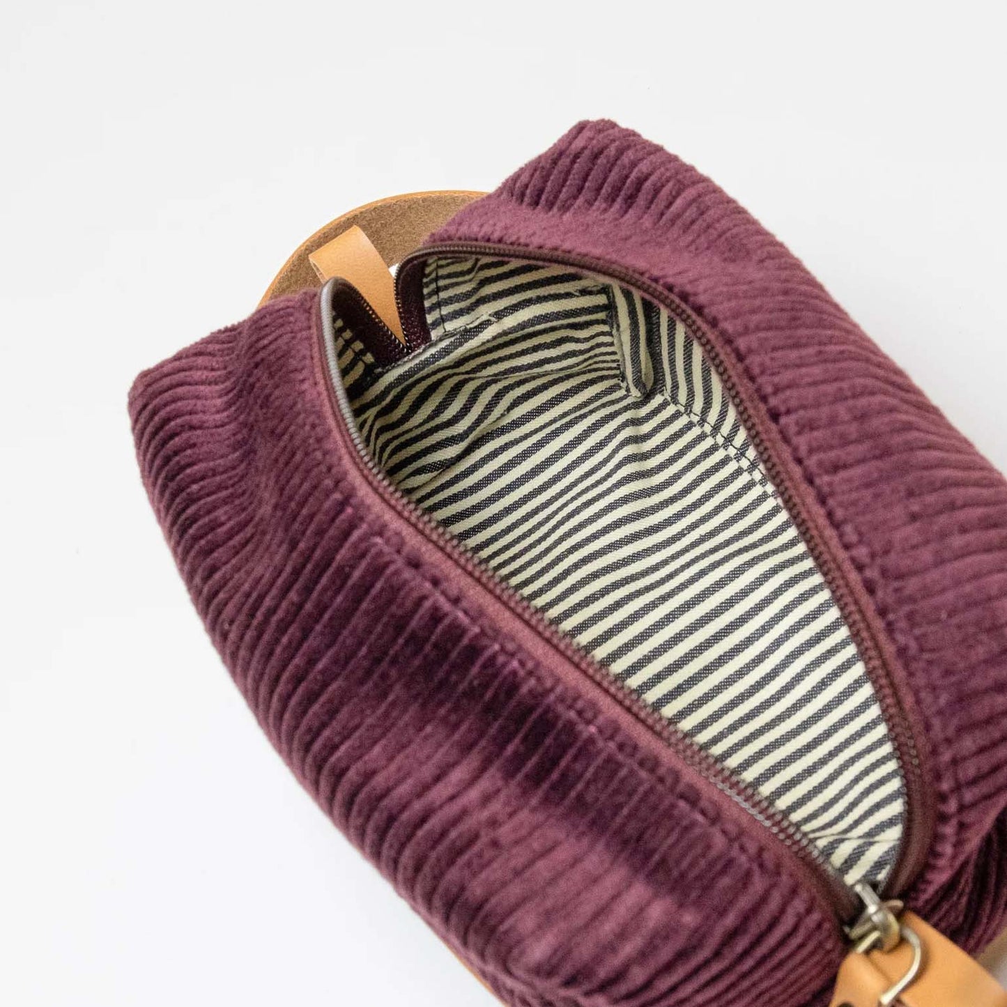 O My Bag TED necessär Liten - Burgundy Corduroy