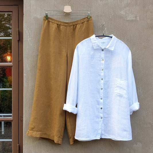 Klassisk vit linneskjorta