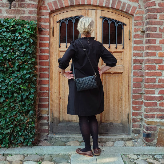 OWN poplinklänning med veckad ståkrage - Black