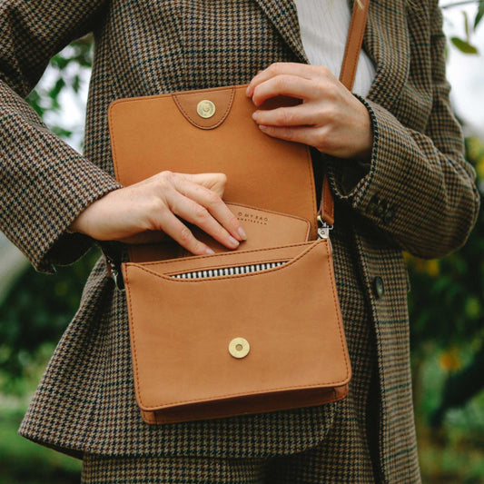 AUDREY Mini COGNAC - handväska i äppelläder