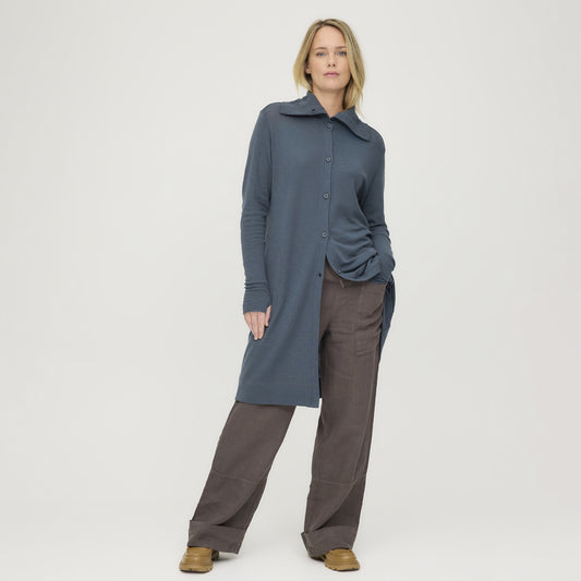 8019 - Knälång kofta med hög krage, fickor och tumhål