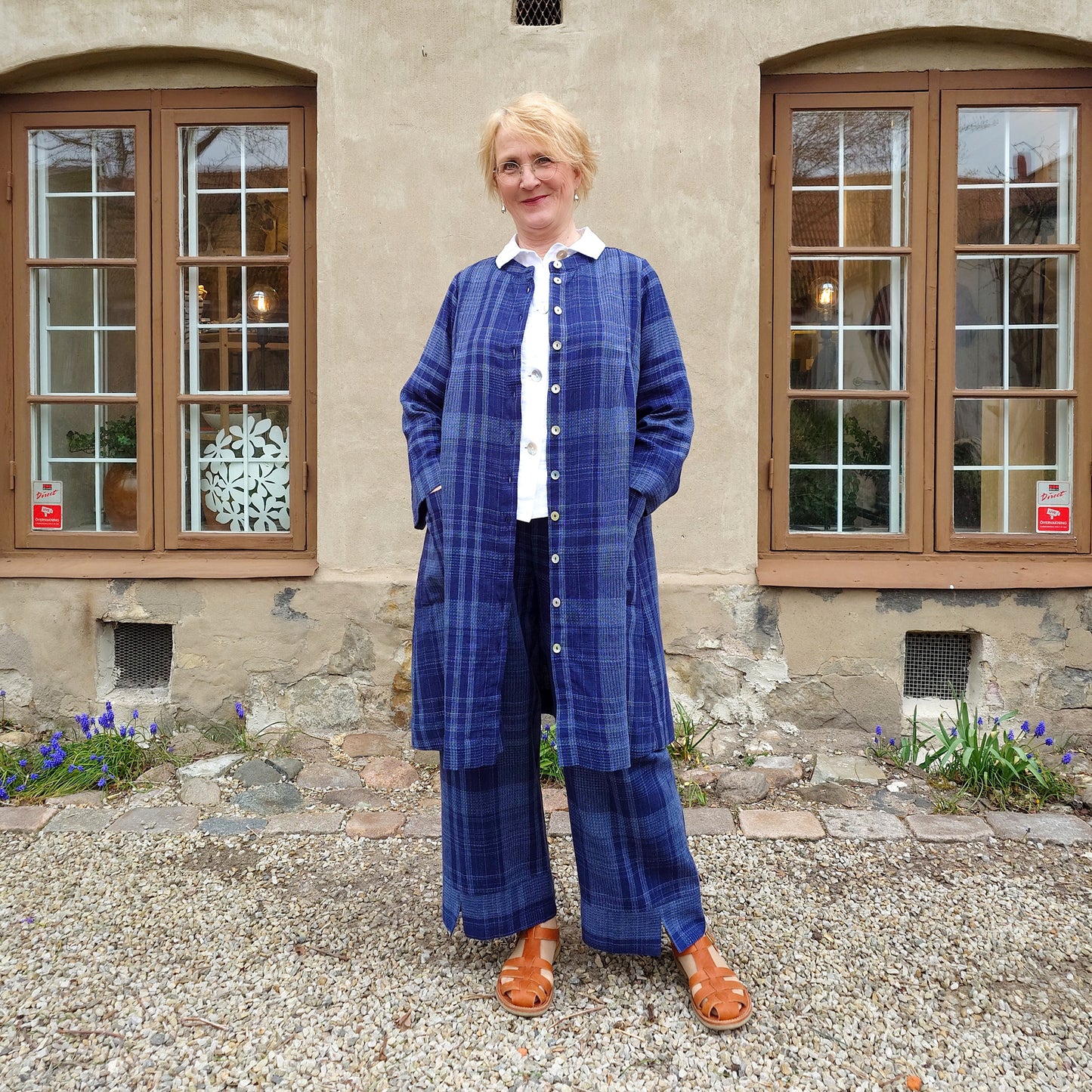 Rutiga långbyxor i lin och bomull – Indigo | McVerdi