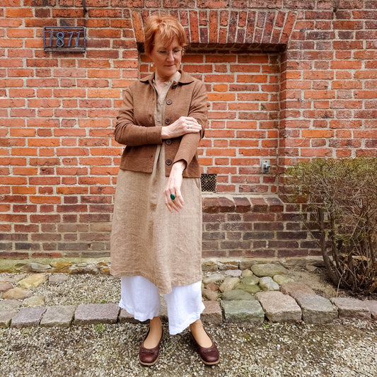 Kort kofta i merinoull med krage och knappar - Camel Melange