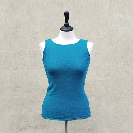 2001 Ärmlös topp - figurnära med båtringning