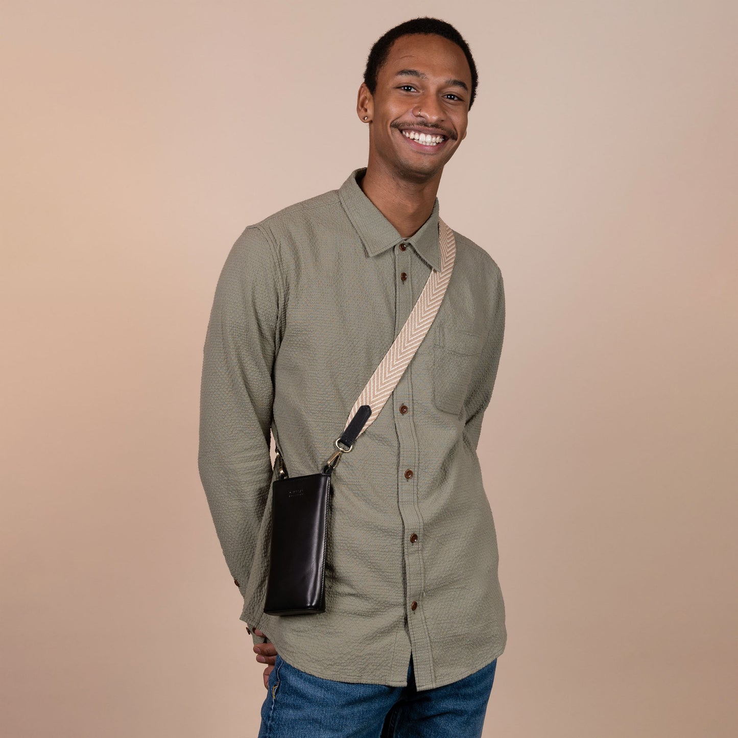 CHARLIE Black - mobilväska i äkta läder