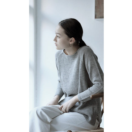 Slätstickad tröja i alpacka - ljusgrå