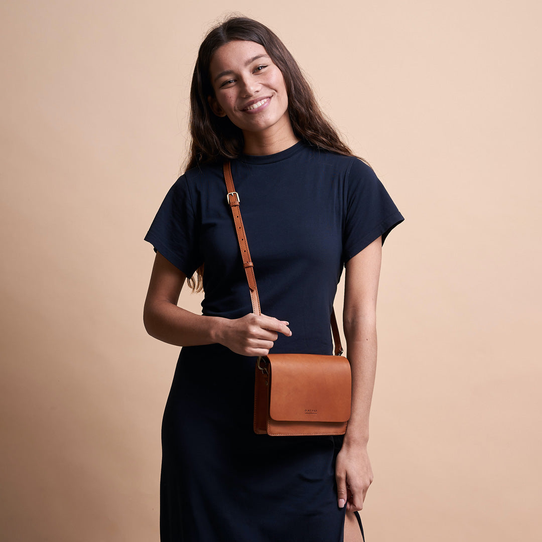 AUDREY Mini COGNAC - handväska i äkta läder