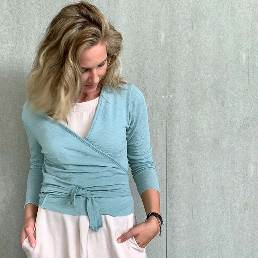 8002 Kofta - figurnära omlottkofta