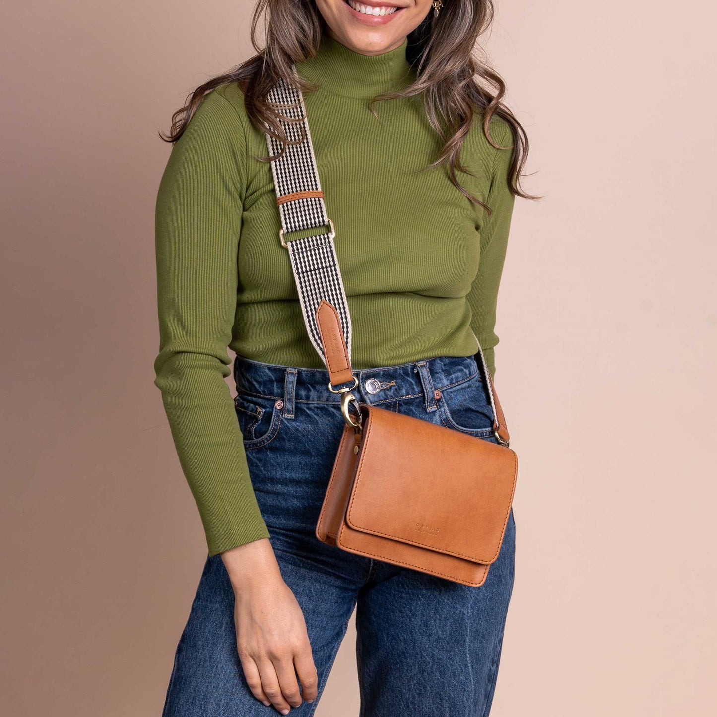 AUDREY Mini COGNAC - handväska i äppelläder