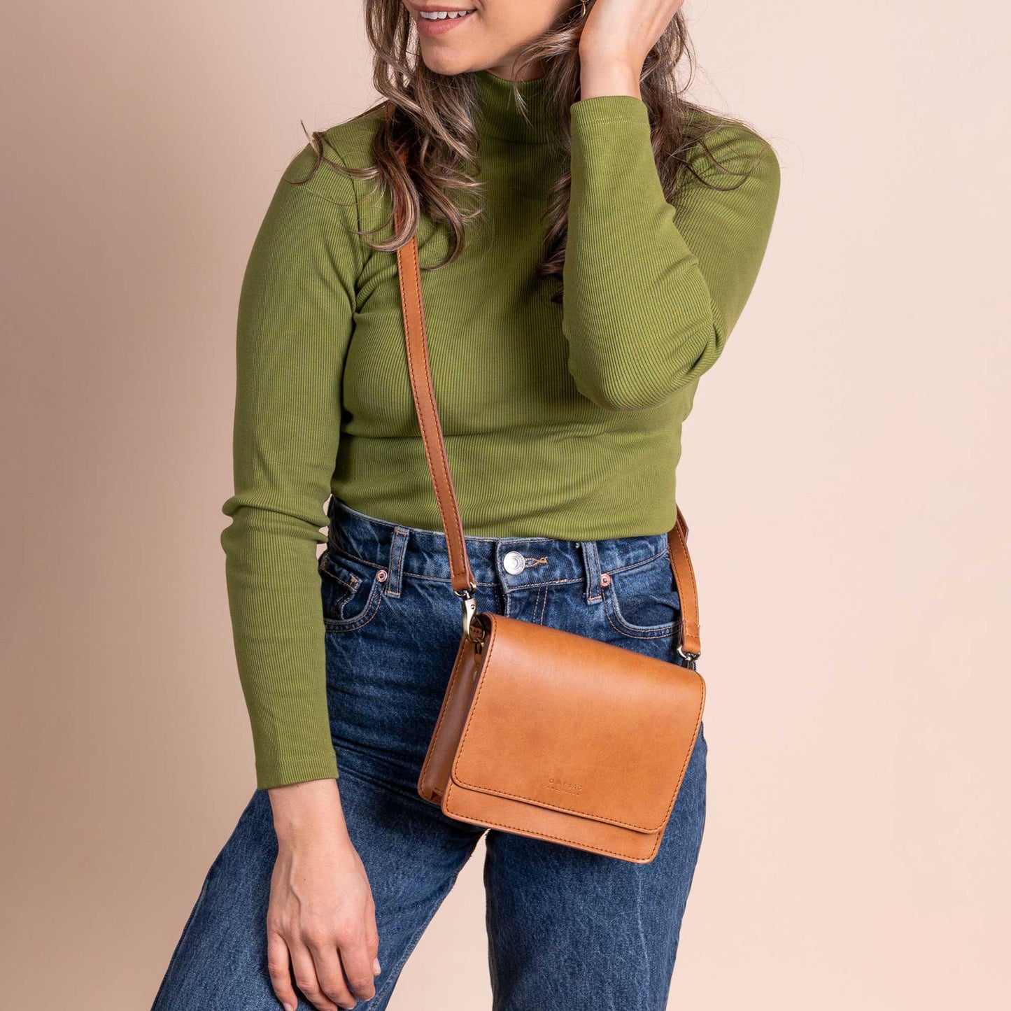 AUDREY Mini COGNAC - handväska i äppelläder