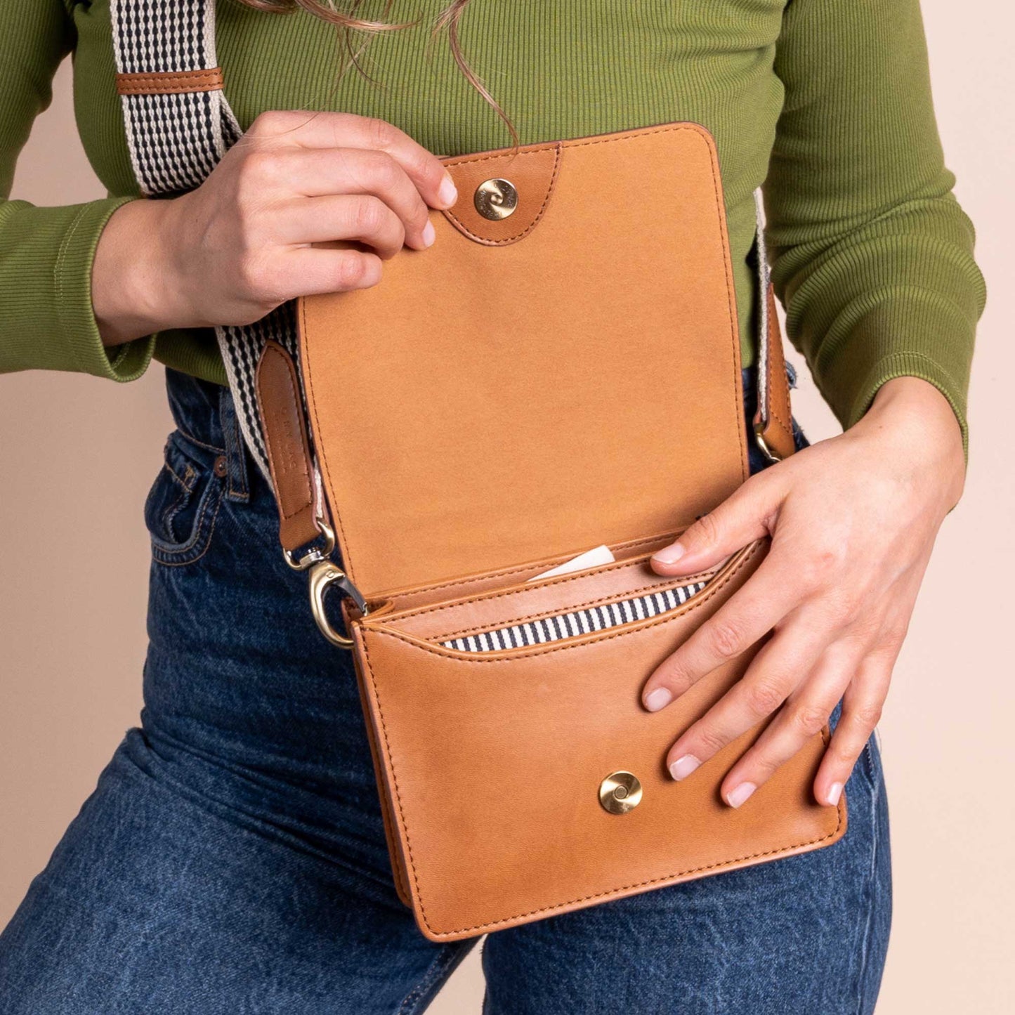 AUDREY Mini COGNAC - handväska i äppelläder