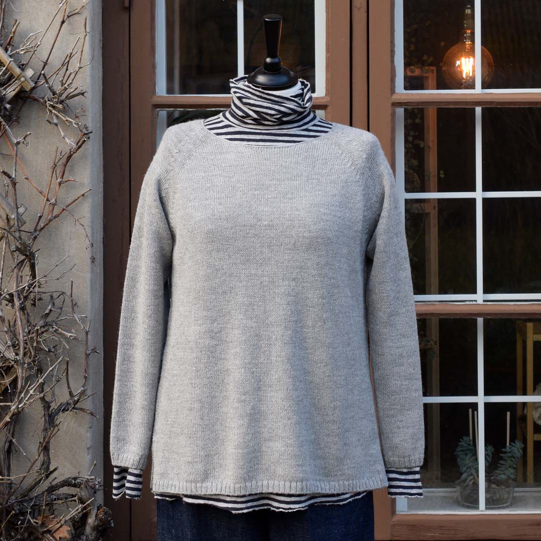 Randig slätstickad tröja i alpacka - Navy & off white