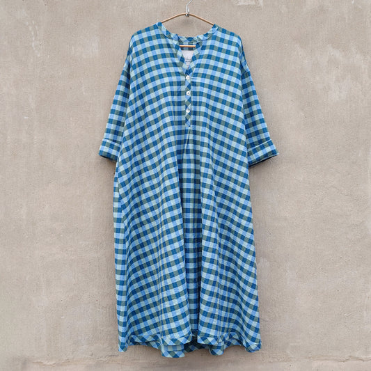 Rutig sommarklänning i bomull och linne – oversized A-linje klänning med fickor | McVERDI