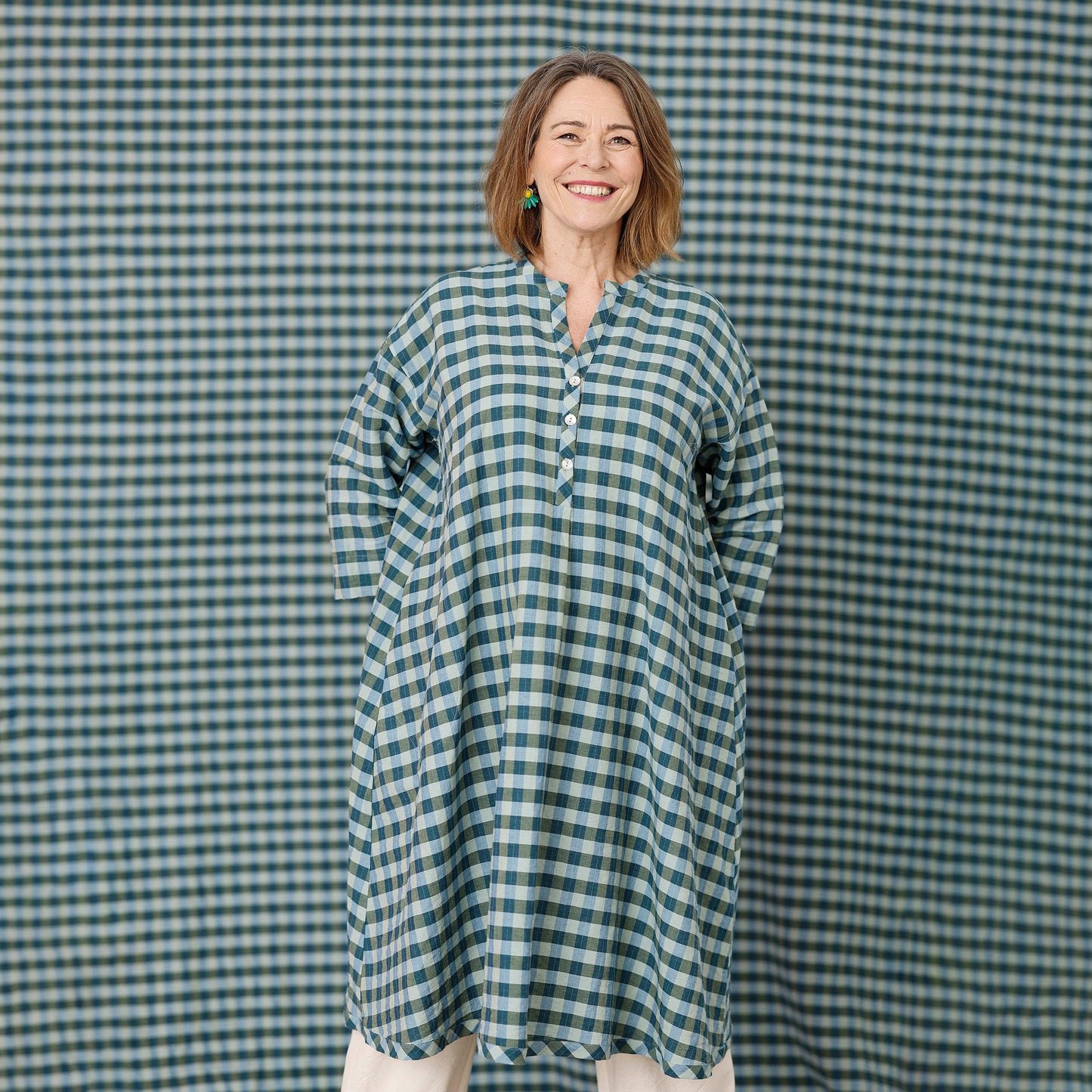 Rutig sommarklänning i bomull och linne – oversized A-linje klänning med fickor | McVERDI