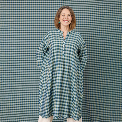 Rutig sommarklänning i bomull och linne – oversized A-linje klänning med fickor | McVERDI