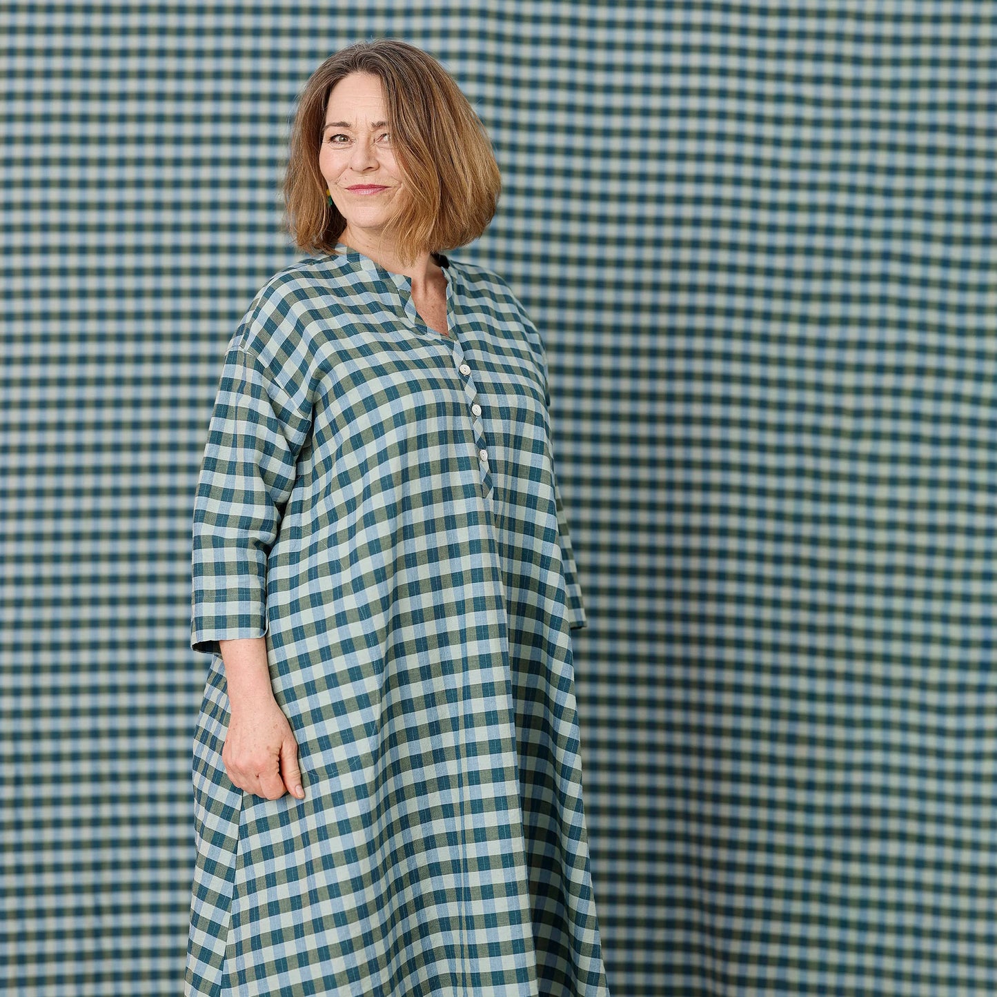 Rutig sommarklänning i bomull och linne – oversized A-linje klänning med fickor | McVERDI