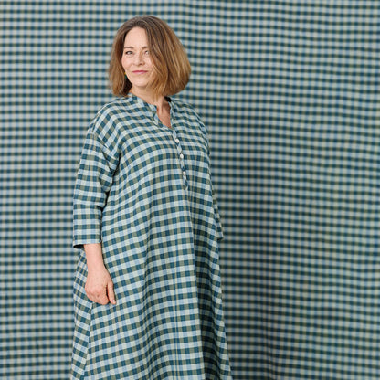 Rutig sommarklänning i bomull och linne – oversized A-linje klänning med fickor | McVERDI