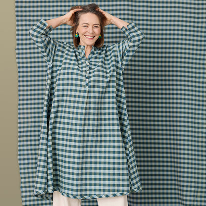 Rutig sommarklänning i bomull och linne – oversized A-linje klänning med fickor | McVERDI