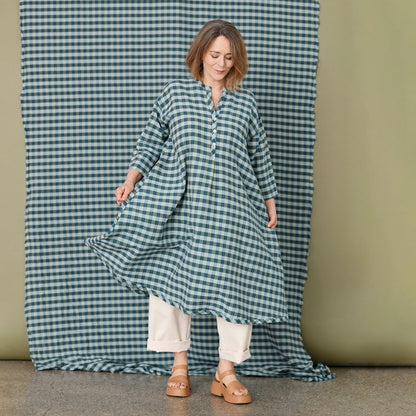 Rutig sommarklänning i bomull och linne – oversized A-linje klänning med fickor | McVERDI