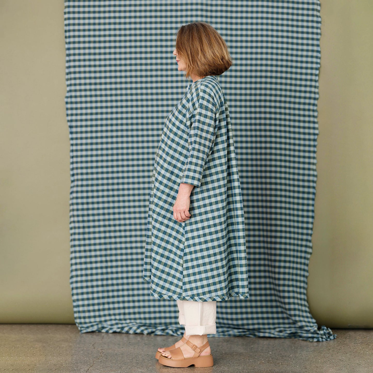 Rutig sommarklänning i bomull och linne – oversized A-linje klänning med fickor | McVERDI