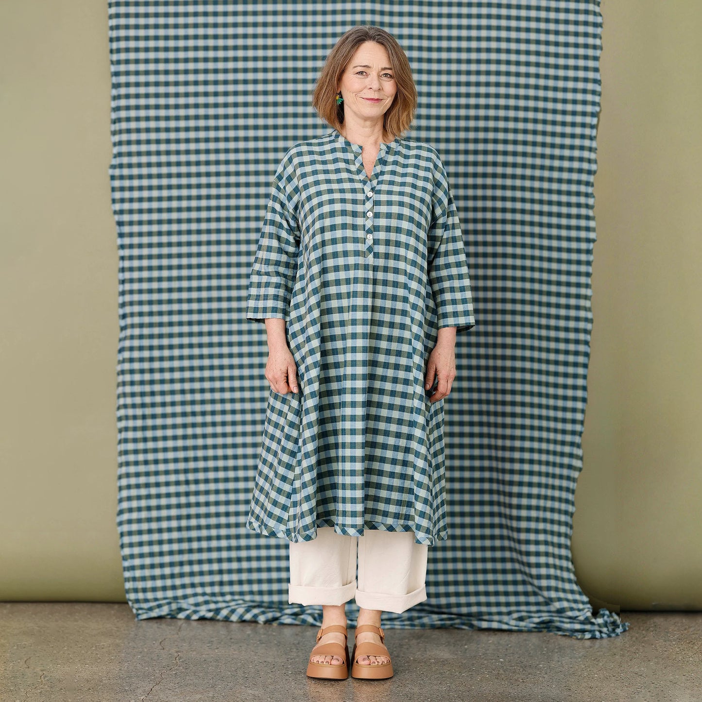 Rutig sommarklänning i bomull och linne – oversized A-linje klänning med fickor | McVERDI