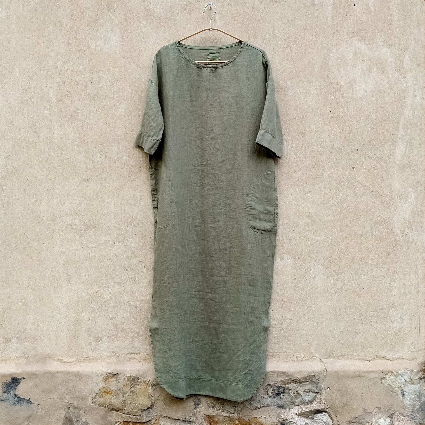 Lång linneklänning med rundade sprund - Capers