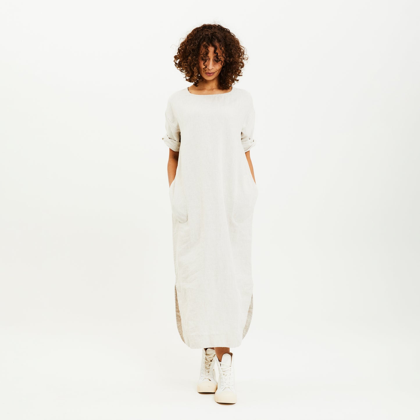 Lång linneklänning med rundade sprund - Capers