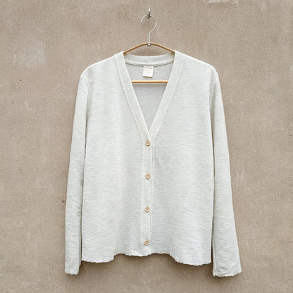 Kofta i merinoull med knappar - Pearl Grey Melange