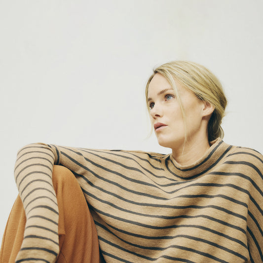 Oversize merinotröja med bred halsmudd - Light Camel Melange/Black Coffee Stripe