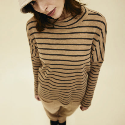 Oversize merinotröja med bred halsmudd - Light Camel Melange/Black Coffee Stripe