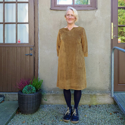 Bredspårig manchesterklänning DORTE - Golden